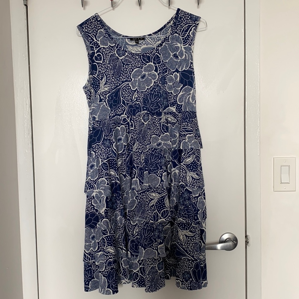 Flare Navy Floral dress! (L)